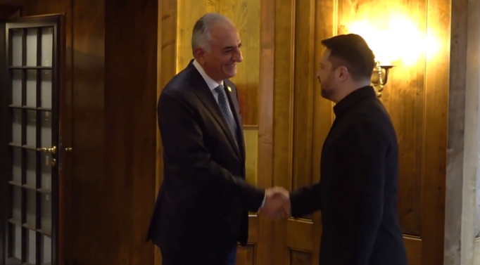 🐖 礼萨·巴列维在慕尼黑蹭会期间会见基辅纳粹政权头目泽连斯基又忘了你祖父挨的板