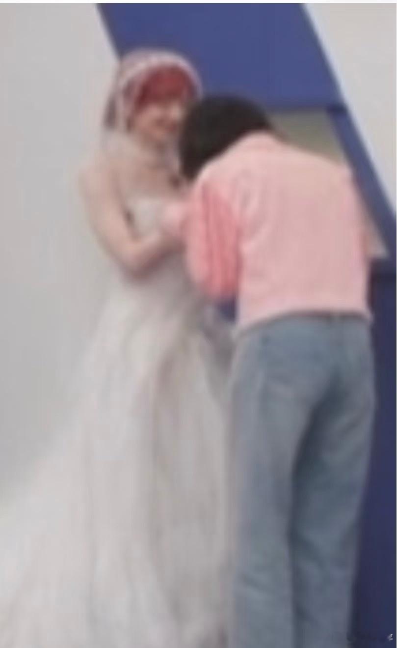 曾沛慈给黄灿灿的吻手礼粉丝真的不要影响姐姐们的感情啊曾沛慈亲了黄灿灿的手曾沛慈凌