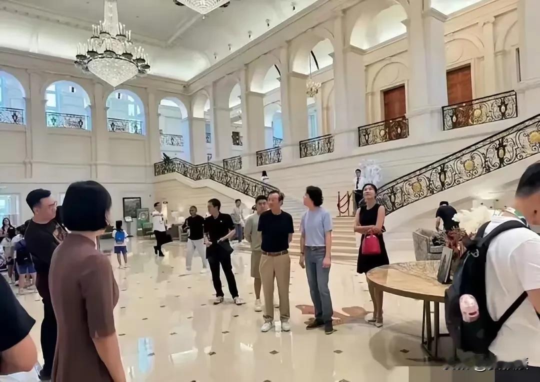 华为集团创始人任正非
与钢琴家李云迪
在东莞松山湖畔的合影视频
在社交媒体上引发