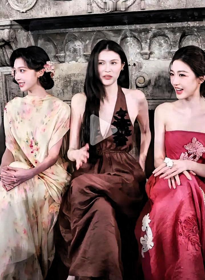 何穗瘦成皮包骨，易梦玲苹果肌往下掉。结果一个26岁主持人穿着玫红裙出来，全场的快