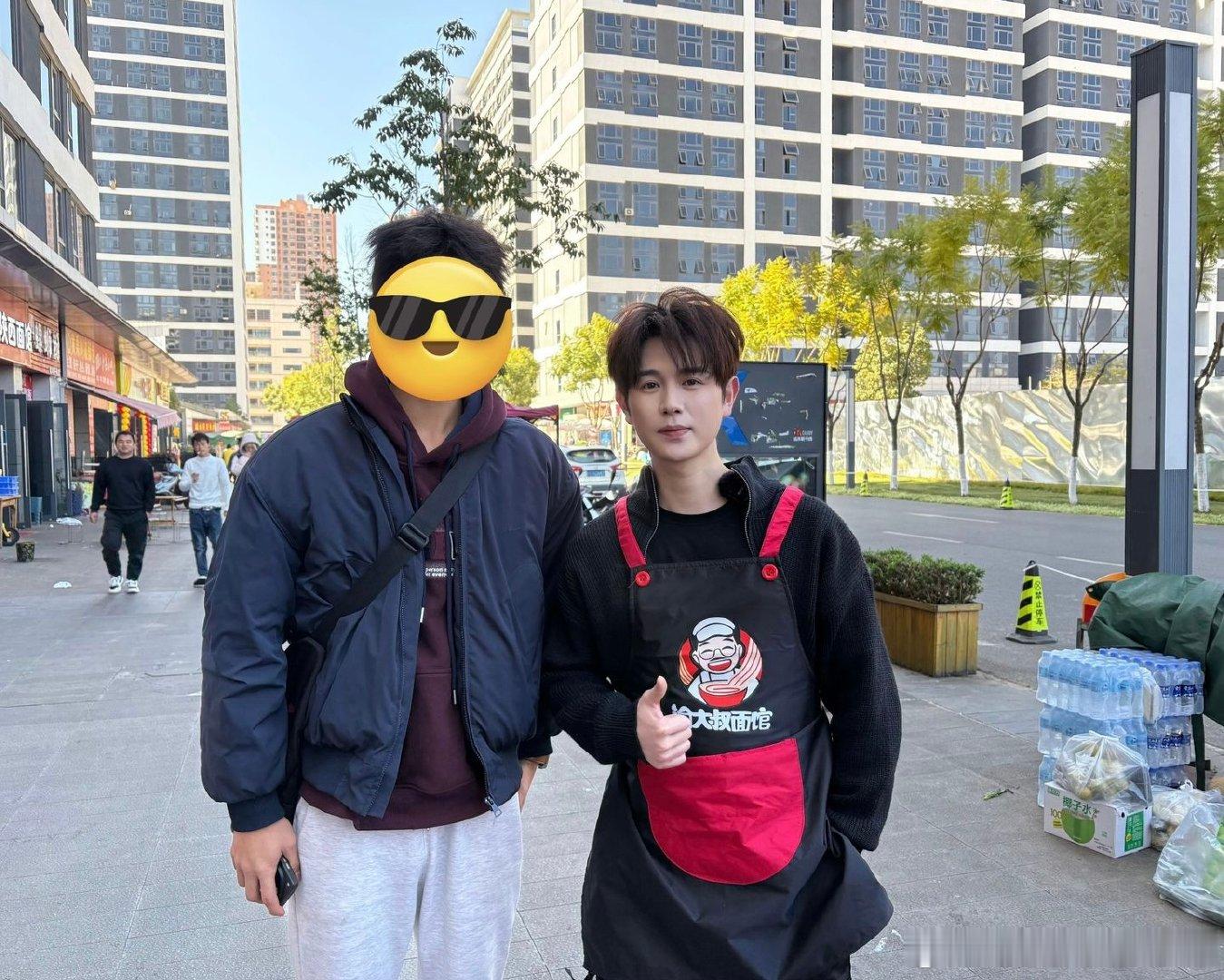 网友云南偶遇童锦程童锦程风波后首露面 童锦程风波后首露面，合影里他看着挺放松的。