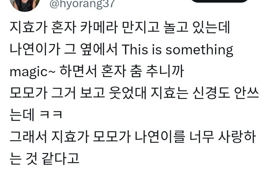 🦄在玩相机，🐰在旁边边跳边唱“This is something magic
