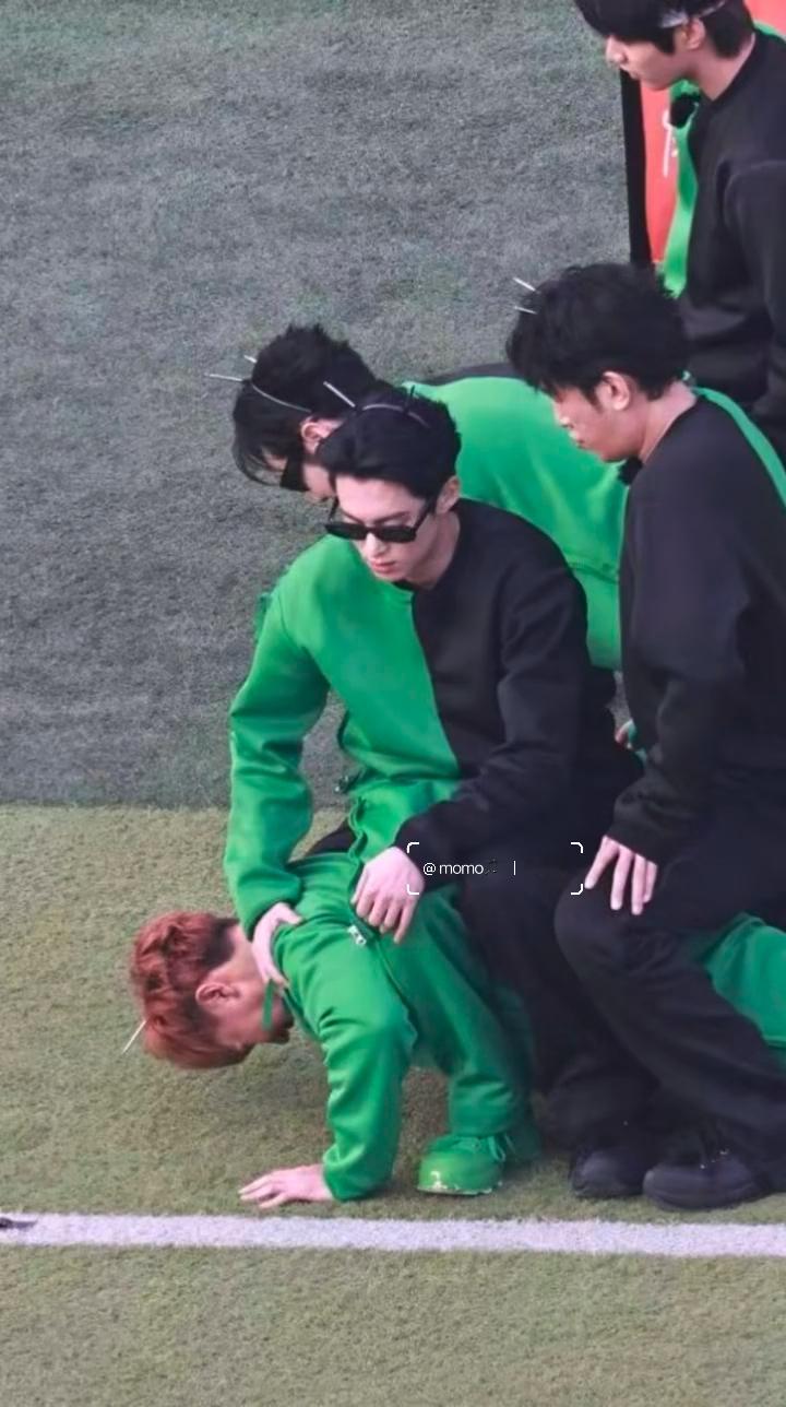 孩子应该还是自己撑着用着力的哈哈哈哈哈哈这小心翼翼的样子 