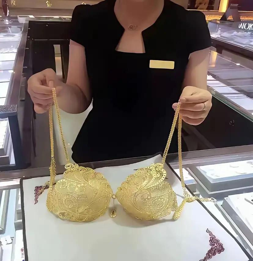 这个玩意儿必须戴在衣服的外面，最好是戴着跳肚皮舞，这样才能显示出它的存在价值，否