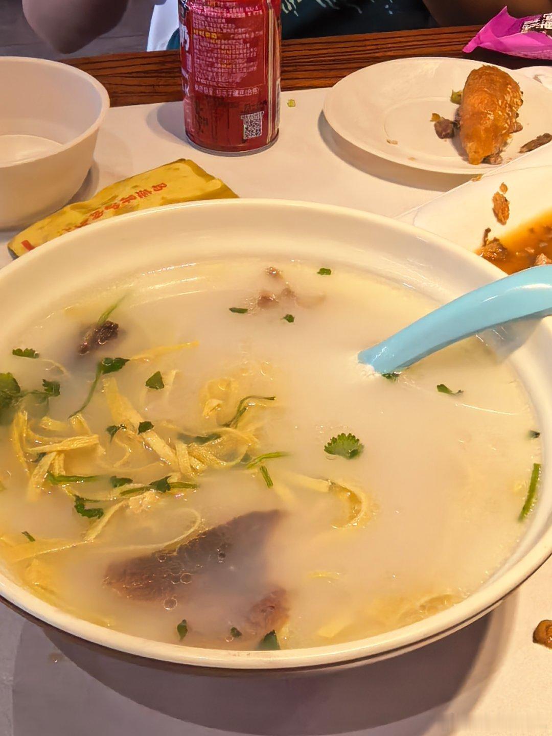 美食 来到景区被坑的一餐。看起来肉满满的火烧，没想到吃到三分之二就没有肉了。驴肉