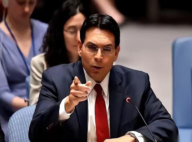 以色列驻联合国代表，当着所有人的面，掏出了手机。
他什么也没说，直接按下一个键。