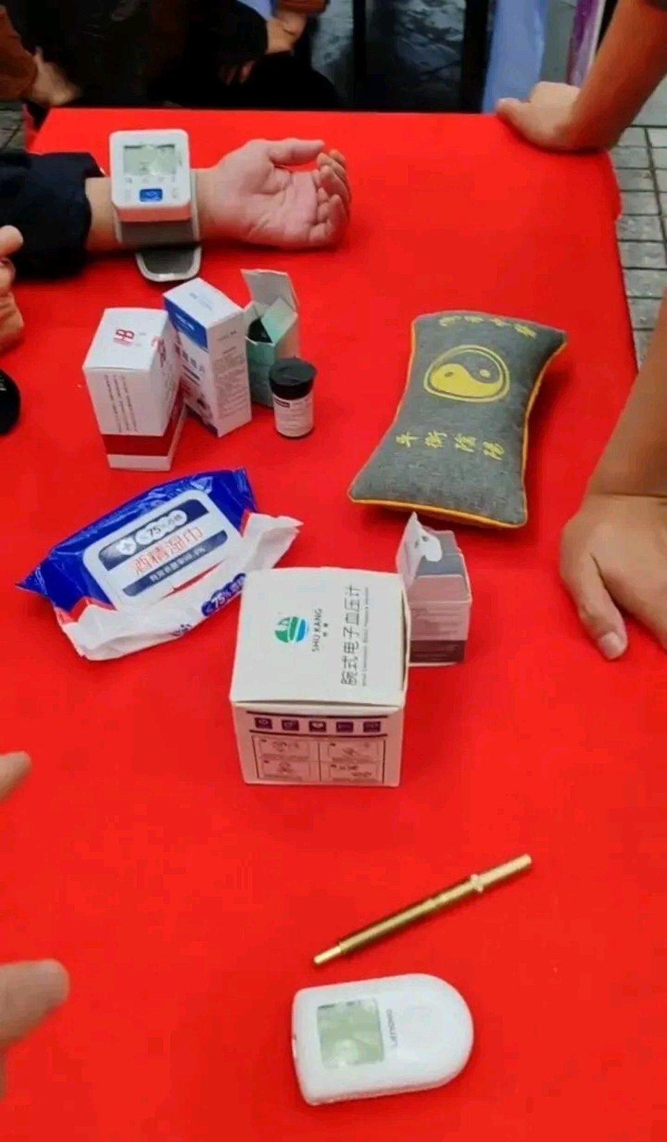 诊所义诊用同一针头给15人采血，这种行为难以容忍、无法理解。

近日，发生在浙江