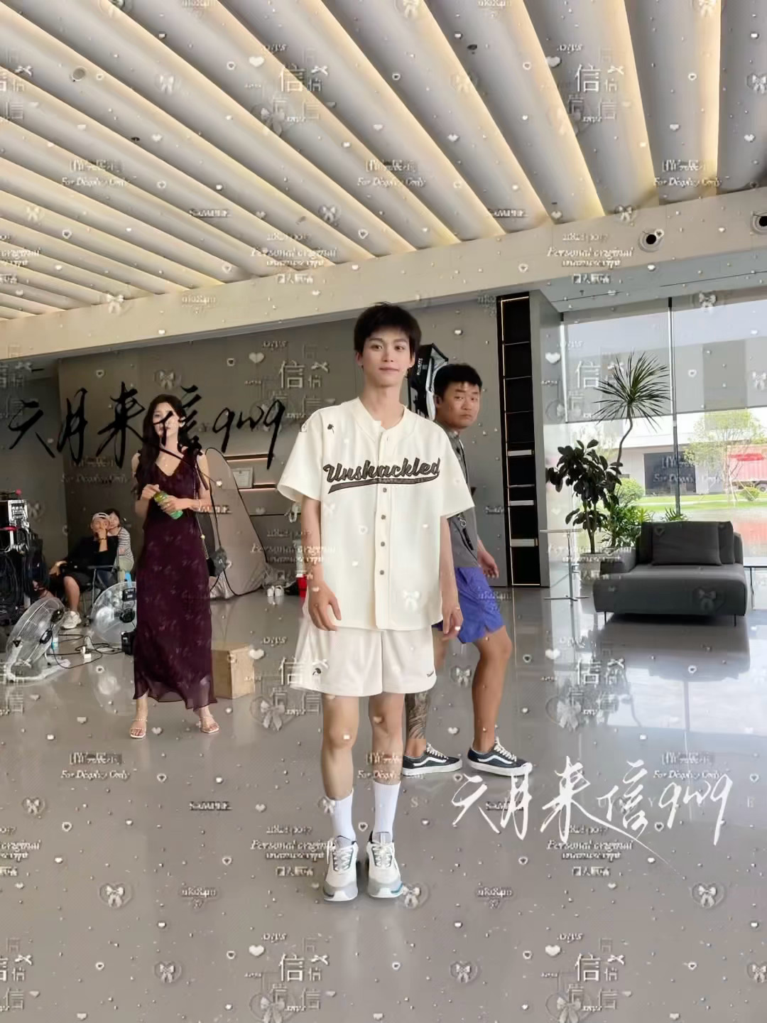 捧朋的腿配清纯玉女装真的很曼妙篮球宝贝那天是不是？cr.似六月 
