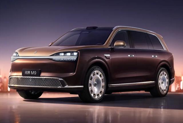 近日，一组新款问界M9的实车图片在社交平台公开。该车型已完成工业和信息化部的新车