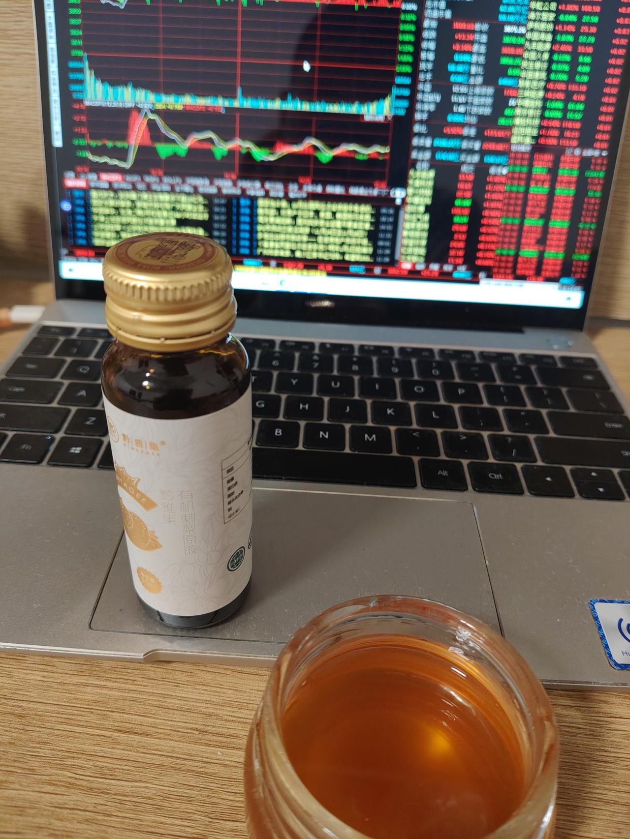 最近A股震荡下跌，每天盯盘真是个体力活啊！一坐就是好几个小时，屁股都快跟椅子长一