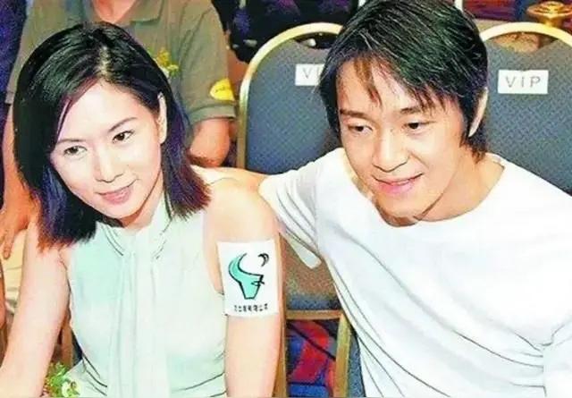 2010年，周星驰与于文凤分手。周星驰说：“我们在一起12年，我给你2100万分