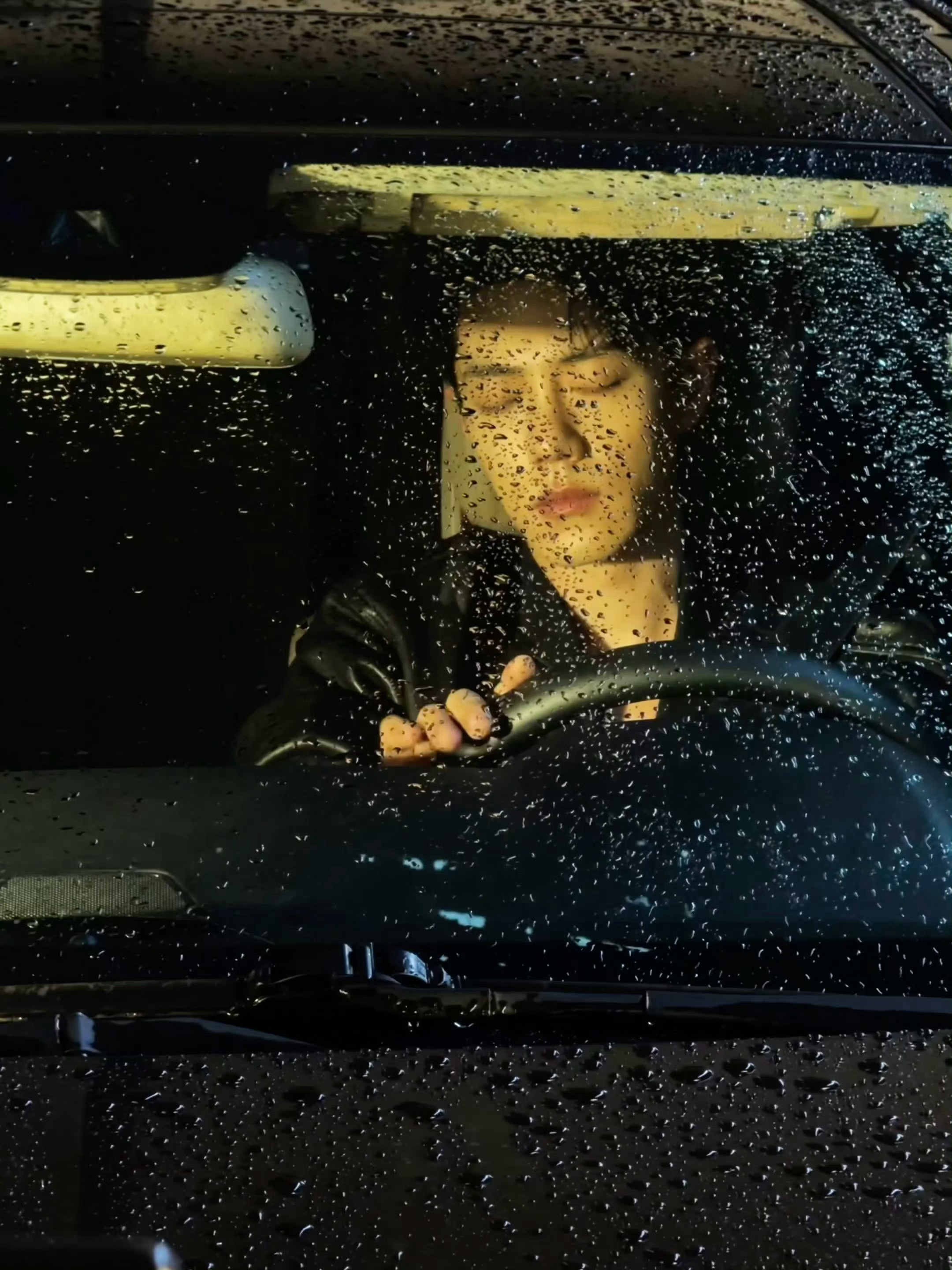 速速给这个雨中肖战接一个大男主公路片好吗，赛博朋克那种[拜托] ​​​