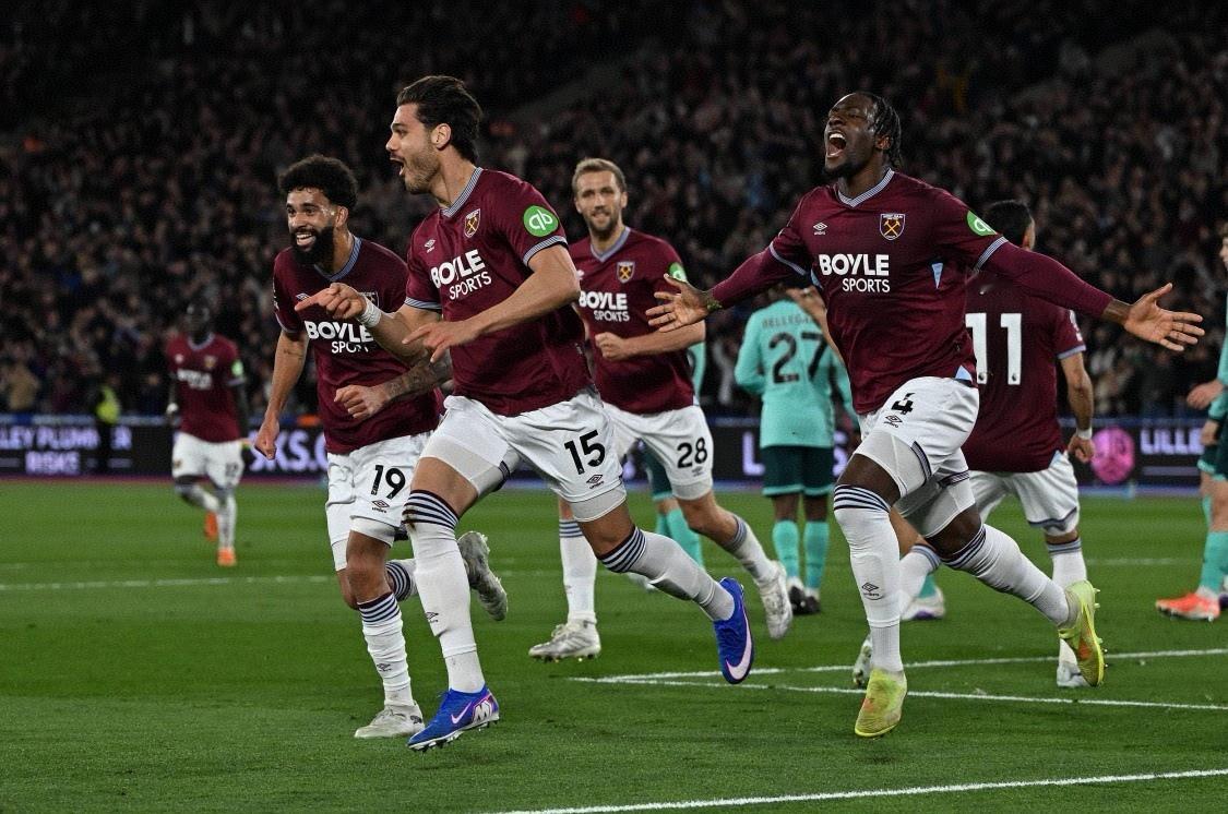 一场英超保级关键战，西汉姆联4-0大胜狼队，暂时逃出降级区，托特纳姆热刺则不幸跌