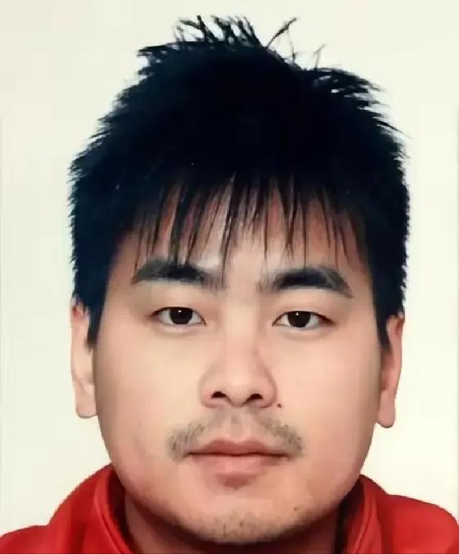 湖南大学有个教授，叫童庆军。

翻开他的履历，第一行就让很多人把手机拿远了一点—