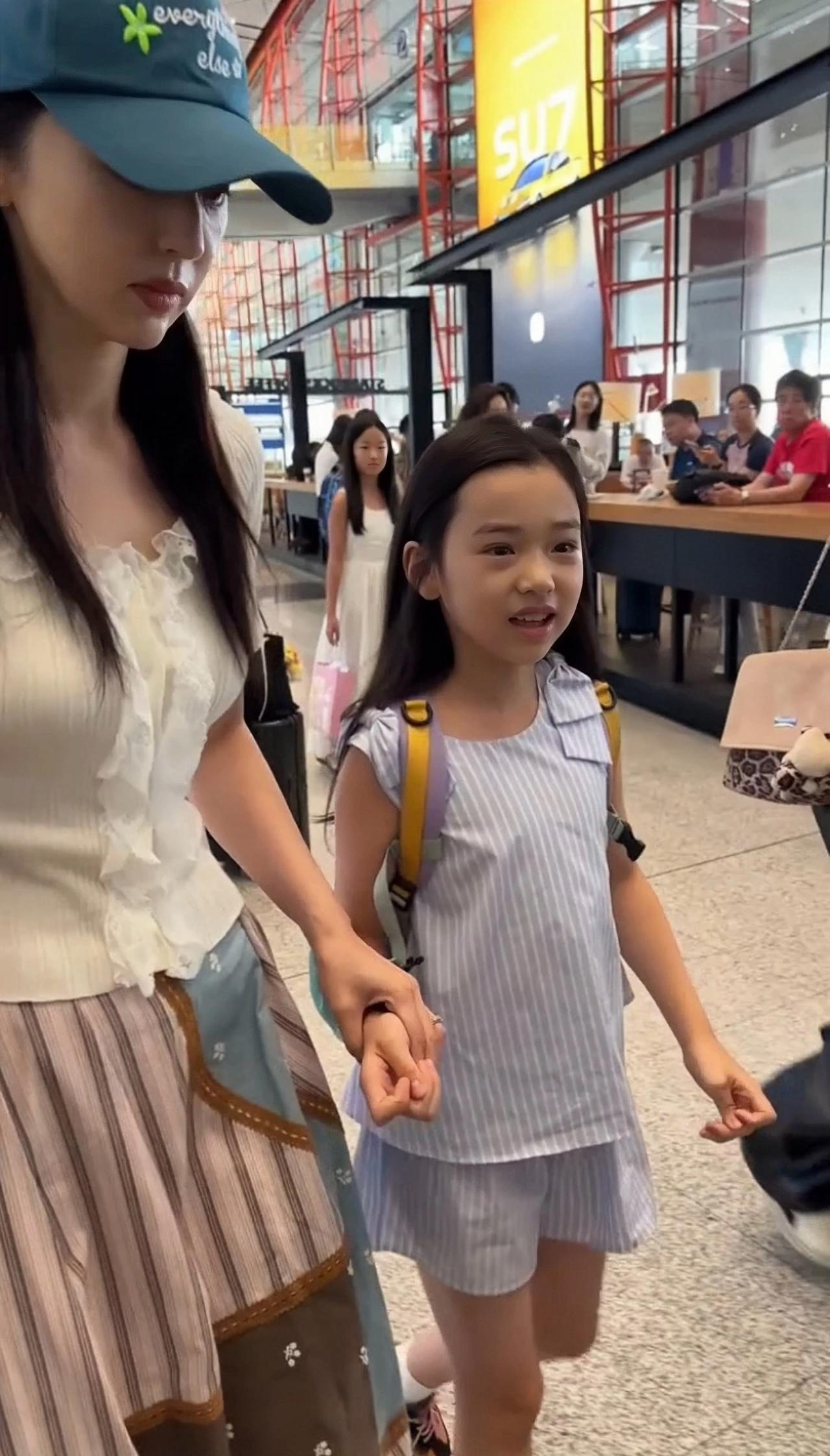 近日，董璇带着女儿走机场，9岁的小酒窝可会说了，到哪都是香饽饽，这个暑假成了镜头