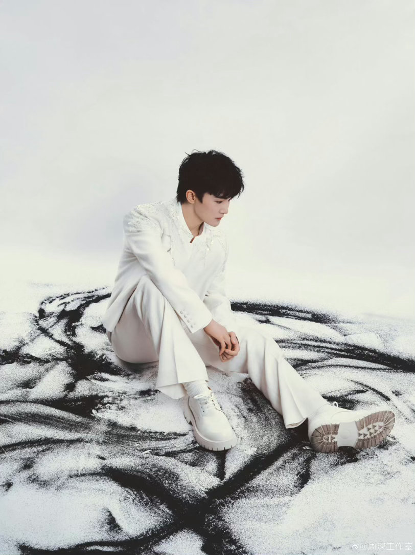 周深鞠躬送马东下台周深和马东老师拍完照就这么不断鞠躬送马东老师下台！好谦逊有礼貌