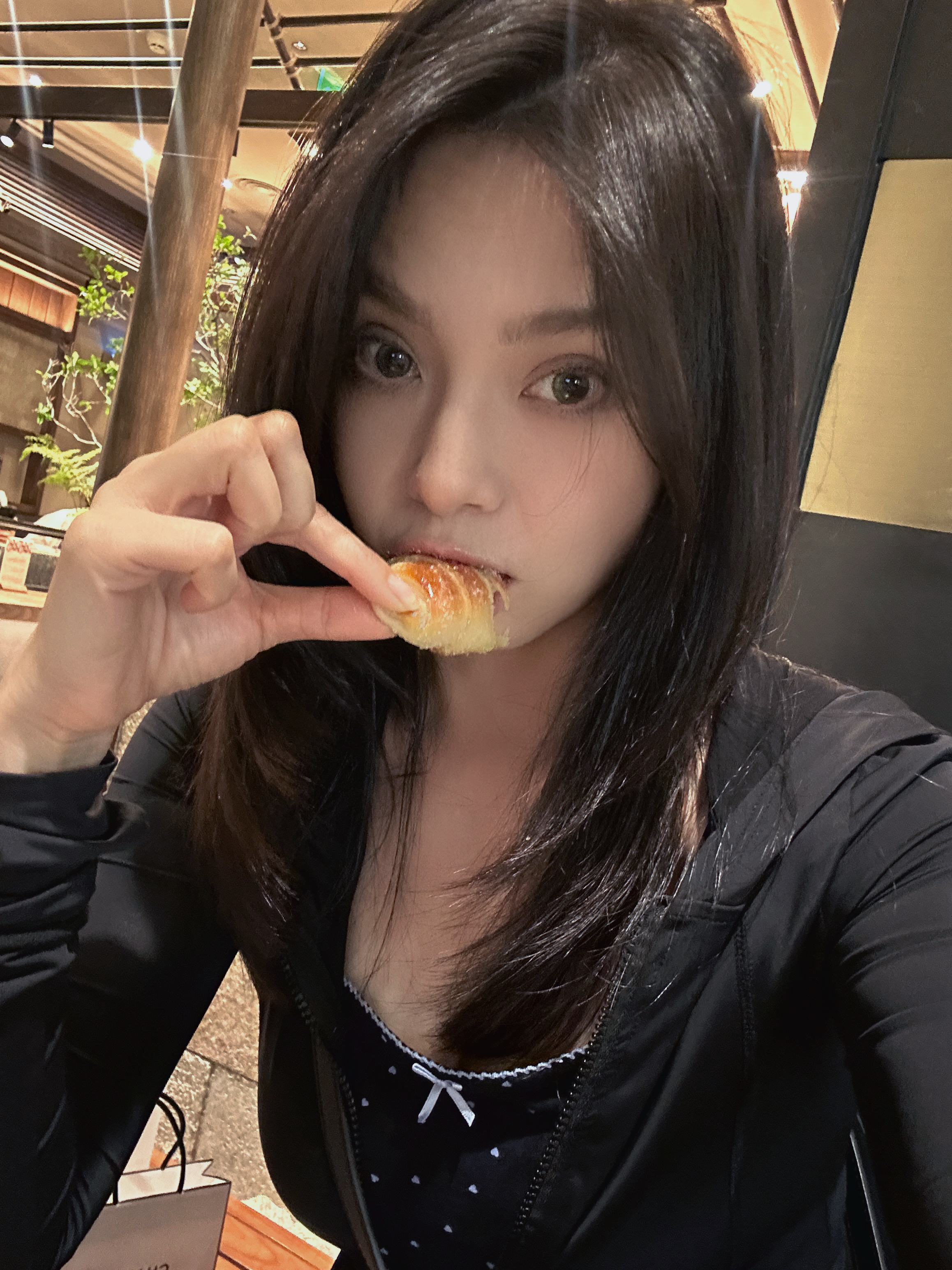 剪了短发 