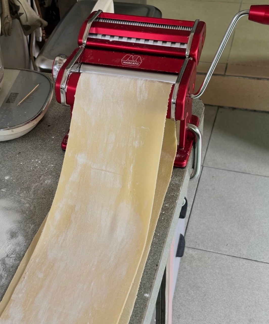美食综艺厨师用机器擀饺子皮遭质疑百厨大战这场饺子对决矛盾点十足，机械化制作提升出