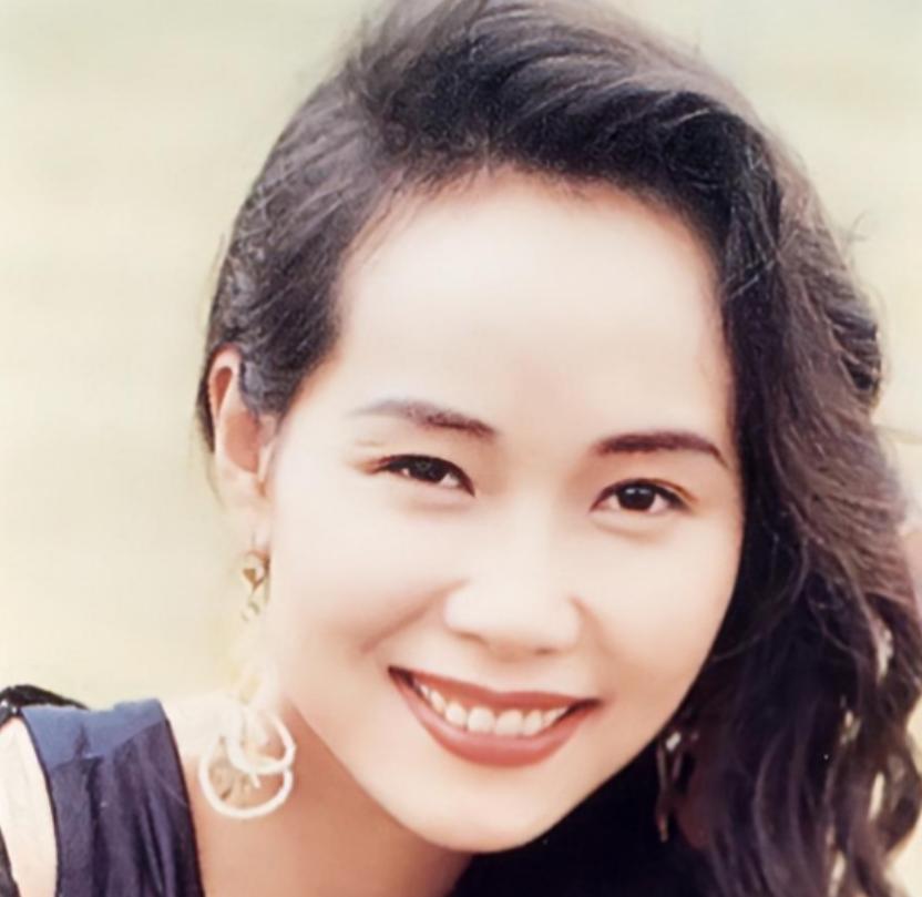 在香港北角的一个大厦岗亭里，常年坐着一位头发花白的保安。他每天的工作就是核对几百