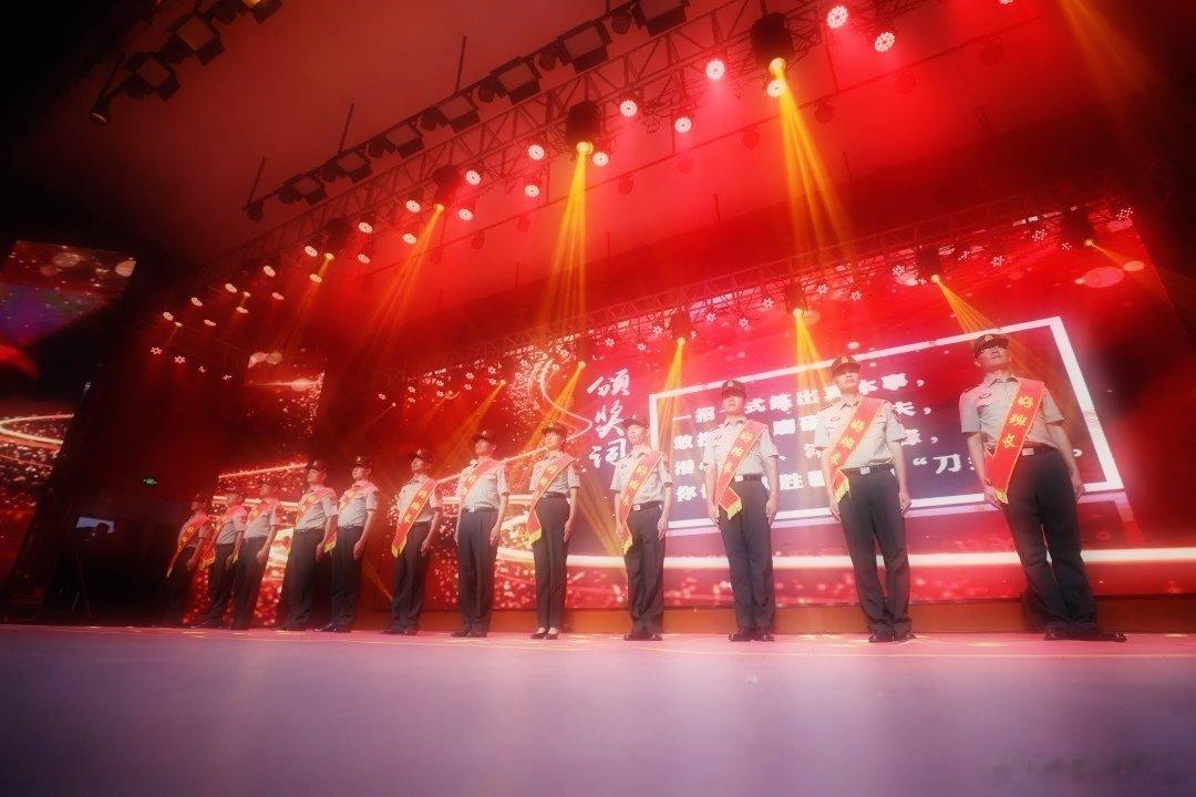 #铸剑中原[超话]##早安军营##原原说早晚安# 一招一式练出真本事，敢拼敢冲磨