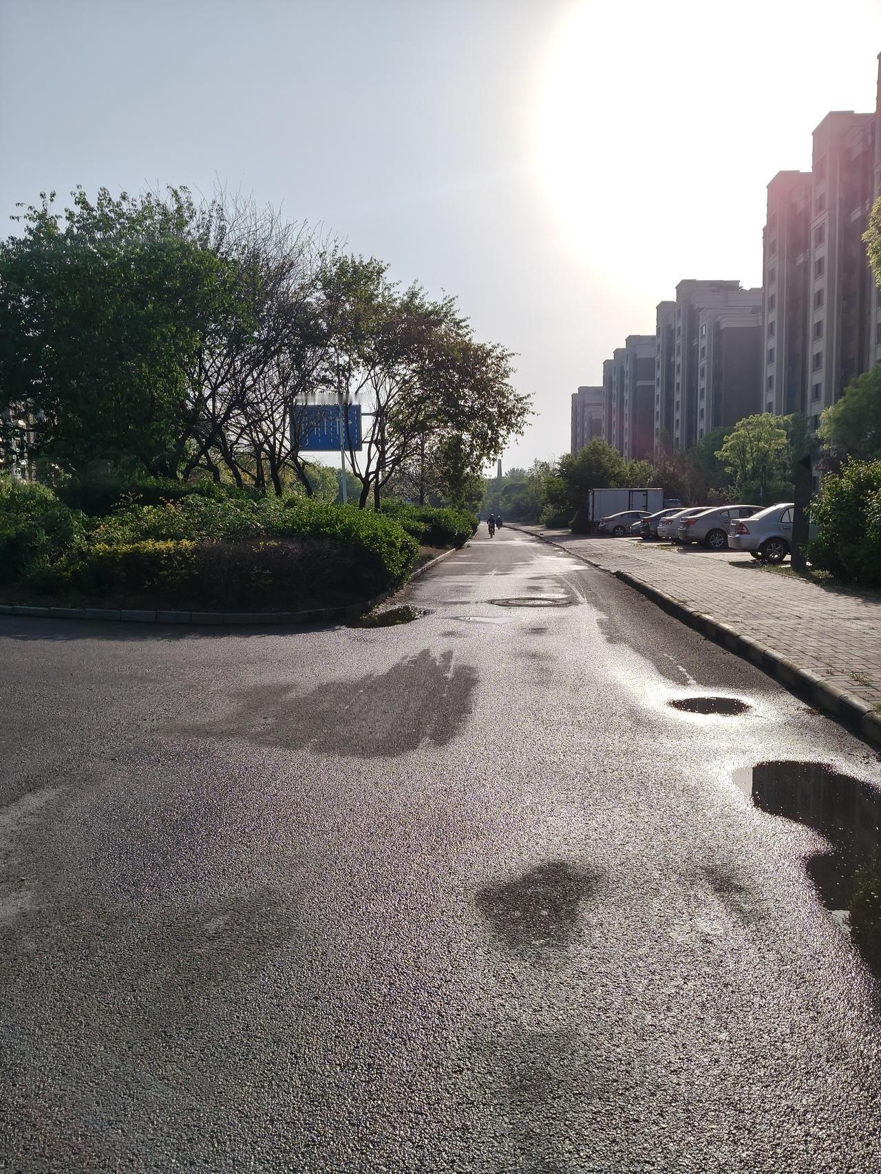 天津地区今天凌晨居然下雨🌧️，雨下的还不小，伴随着下雨还有闪电⚡和打雷🌩️，