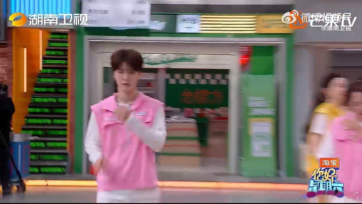 到底是什么给范丞丞熏成这样 从嘉宾扇到机位，执着又搞笑，妥妥的本期快乐源泉！你好