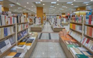 我一直以为，新华书店就是个靠卖书勉强维持的老国企。
 
毕竟每次去，都是蹭空调、