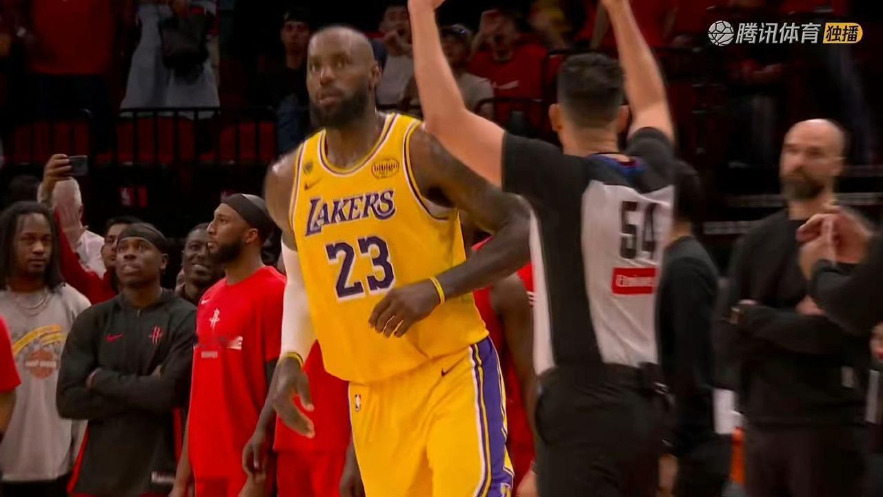 湖人要能拿下这比赛，可以封神！还有0.9秒，湖人球权，詹姆斯准平三分。
目前湖人