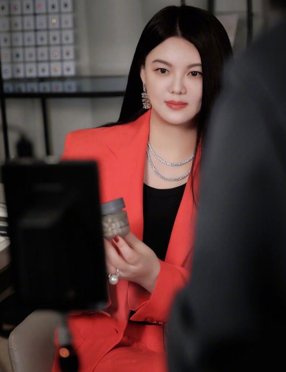李湘 周也以李湘的聪明劲肯定不会犯这种错误，只有两种可能，第一李湘和周也携手干大