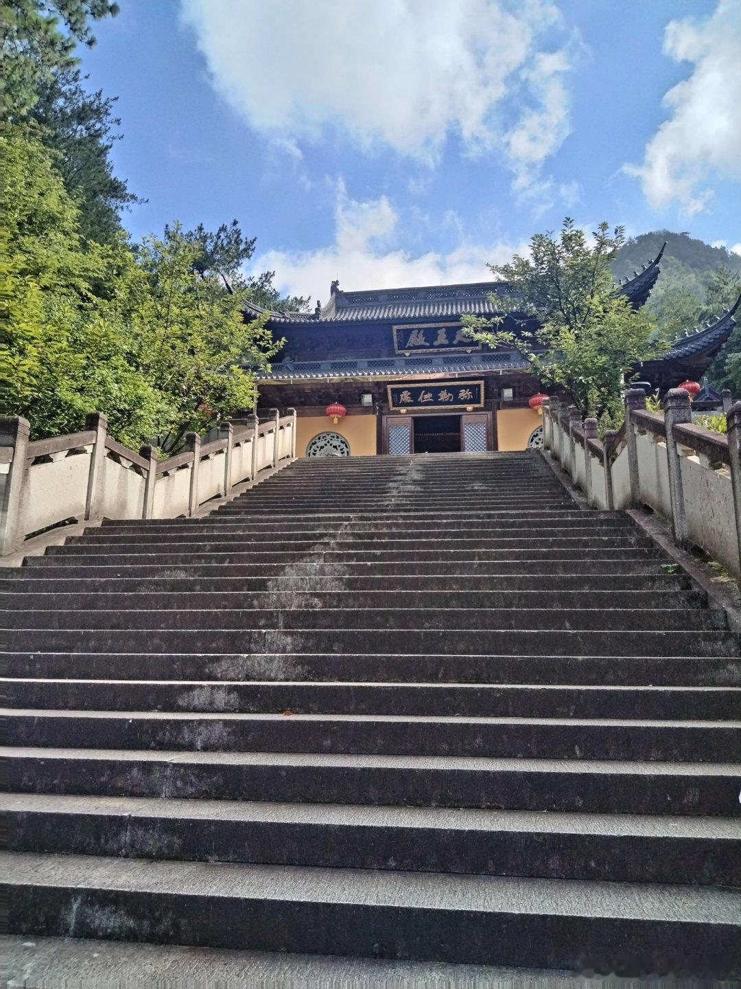 人间熙熙攘攘，岁月匆匆茫茫，所愿，所不愿，皆不如心甘情愿。所得，所不得，皆不如心