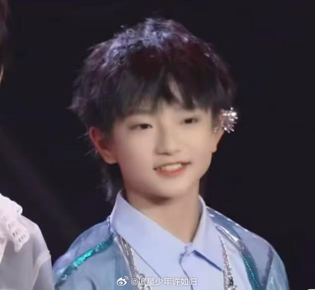 铠甲勇士热播时穆祉丞才两岁周五晚高疯 穆祉丞cos帝皇侠确实帅，但一想到铠甲勇士