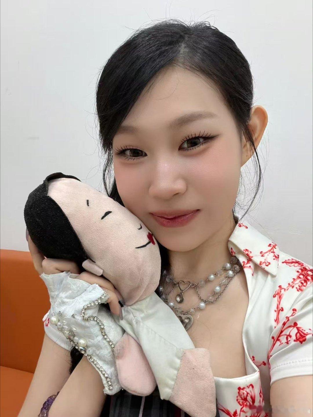 沈佳润晒与小沈阳玩偶自拍照沈佳润带着小沈阳玩偶打歌打歌也要带上“爸爸玩偶”，沈佳