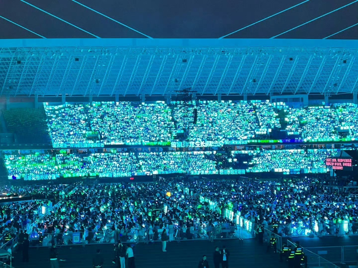 qq音乐巅峰之夜内场应援，丁禹兮的绿海和王俊凯的蓝海，谁更显眼？ 