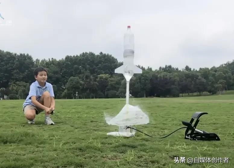 民间达人自研悬停火箭爆红，硬核科创实力圈粉全网，被网友冠以“中国马斯克”的称号，