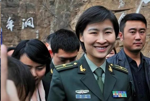 善意的谎言！中国第一位女宇航员刘洋，在首次完成太空任务以后，突然得知自己的丈夫一