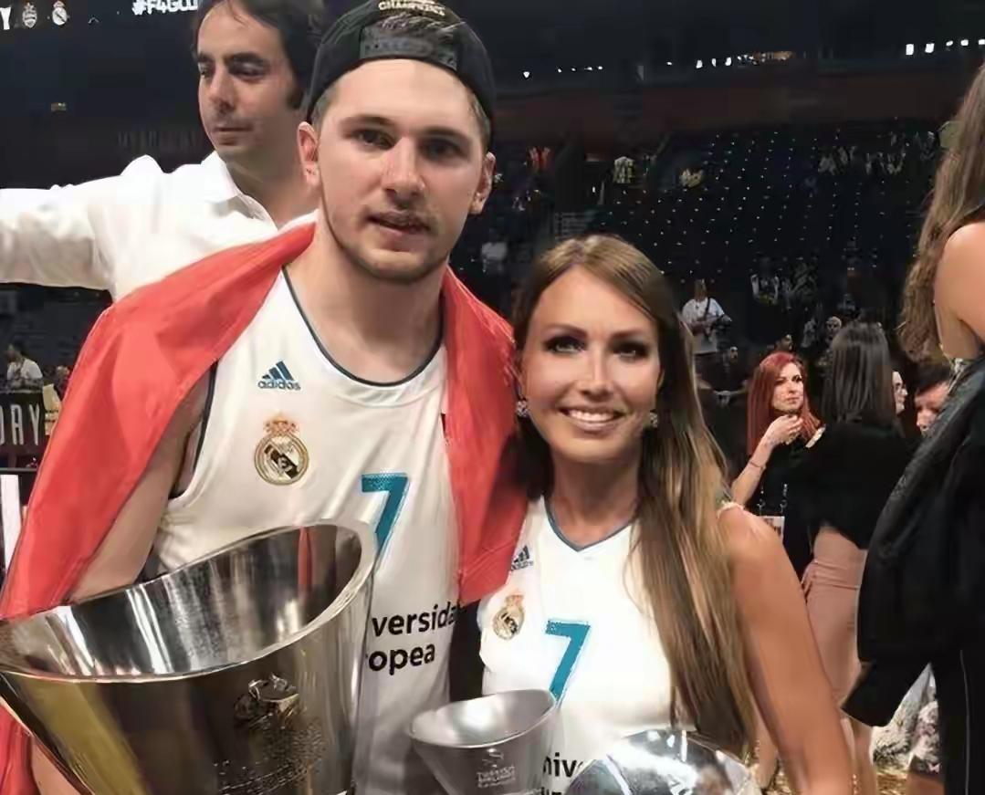 东契奇真够狠的
不仅在场上开启无敌进攻模式，率领湖人打出一波九连胜，在场外居然和