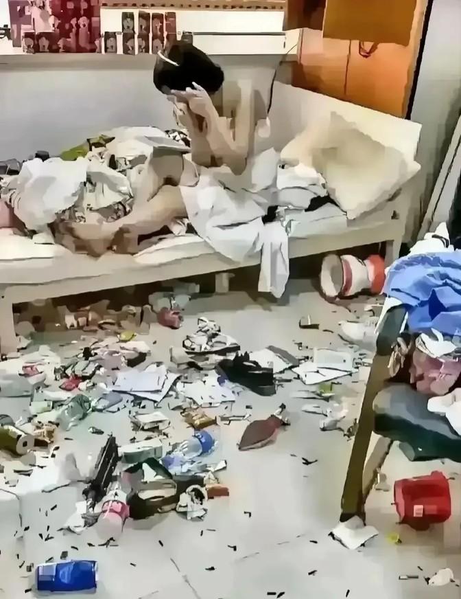 开学了，女儿房间却脏乱得不像话，这事儿搁谁不糟心？
饮料瓶、零食袋，满地都是，走