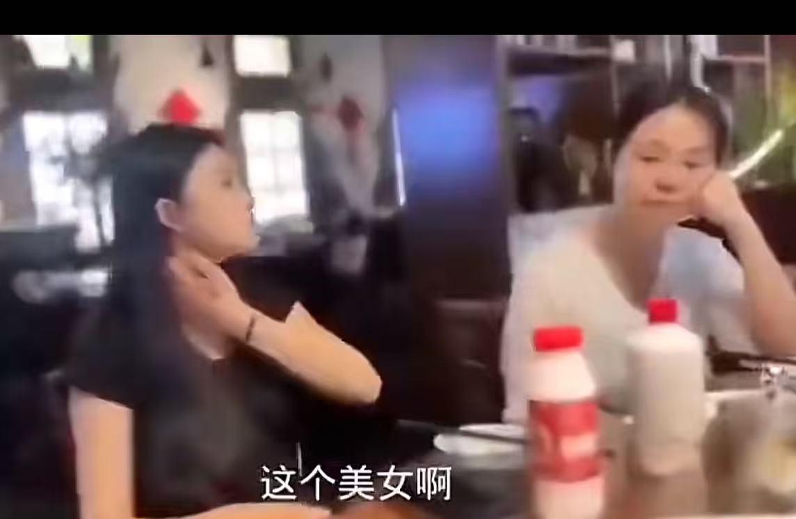 相亲带闺蜜蹭饭还当众羞辱男生，男生当场要求AA买单，女方反倒指责对方下头。

小