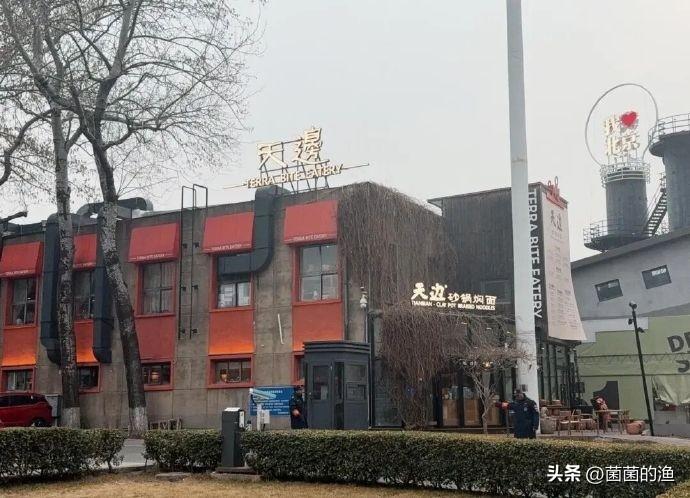 西贝的焖面卖到60块一碗，这到底是消费降级还是新韭菜？最近，西贝创始人贾国龙的新