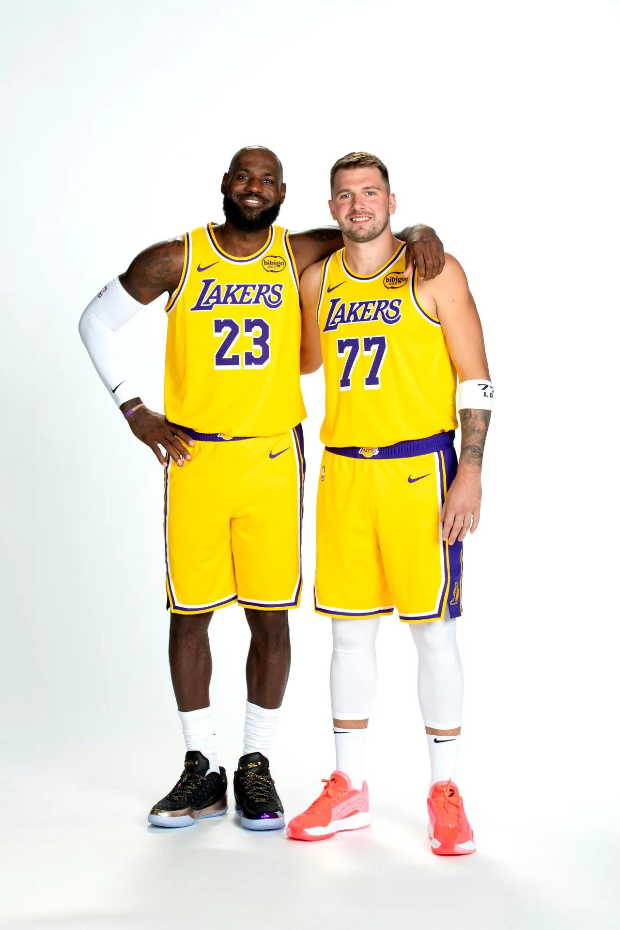 NBA那些因实力增积黑粉的球星

1.詹姆斯
詹姆斯吸黑粉在于和三个年代的流量球