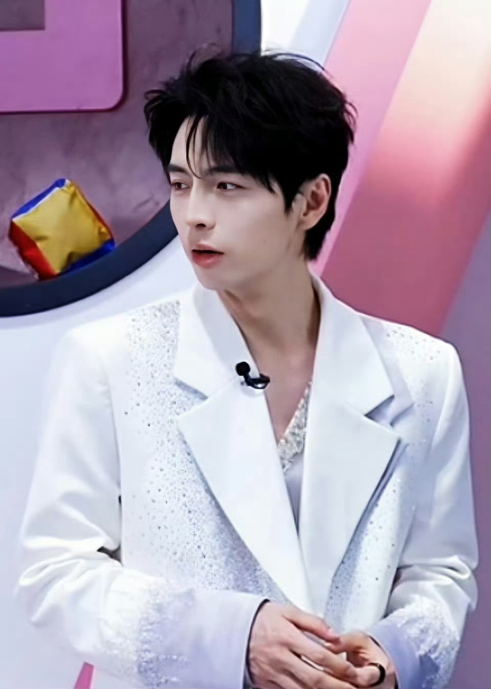 蒲熠星上海活动清唱《苏轼与怀民》的片段被反复刷屏，有人说“这是被颜值耽误的歌手”