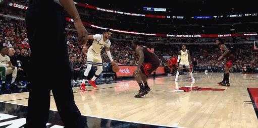 确实强！字母哥两记暴扣打懵公牛！
在今天NBA常规赛雄鹿对阵公牛的第二节比赛中，