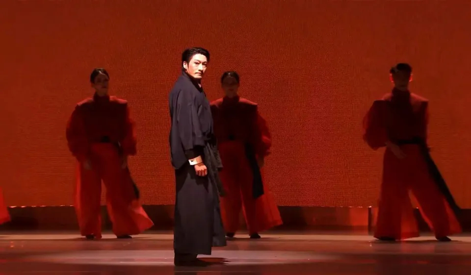 演员回应脱掉和服向观众鞠躬致谢【演员脱掉和服才向观众鞠躬致谢，本人回应：撕掉这层