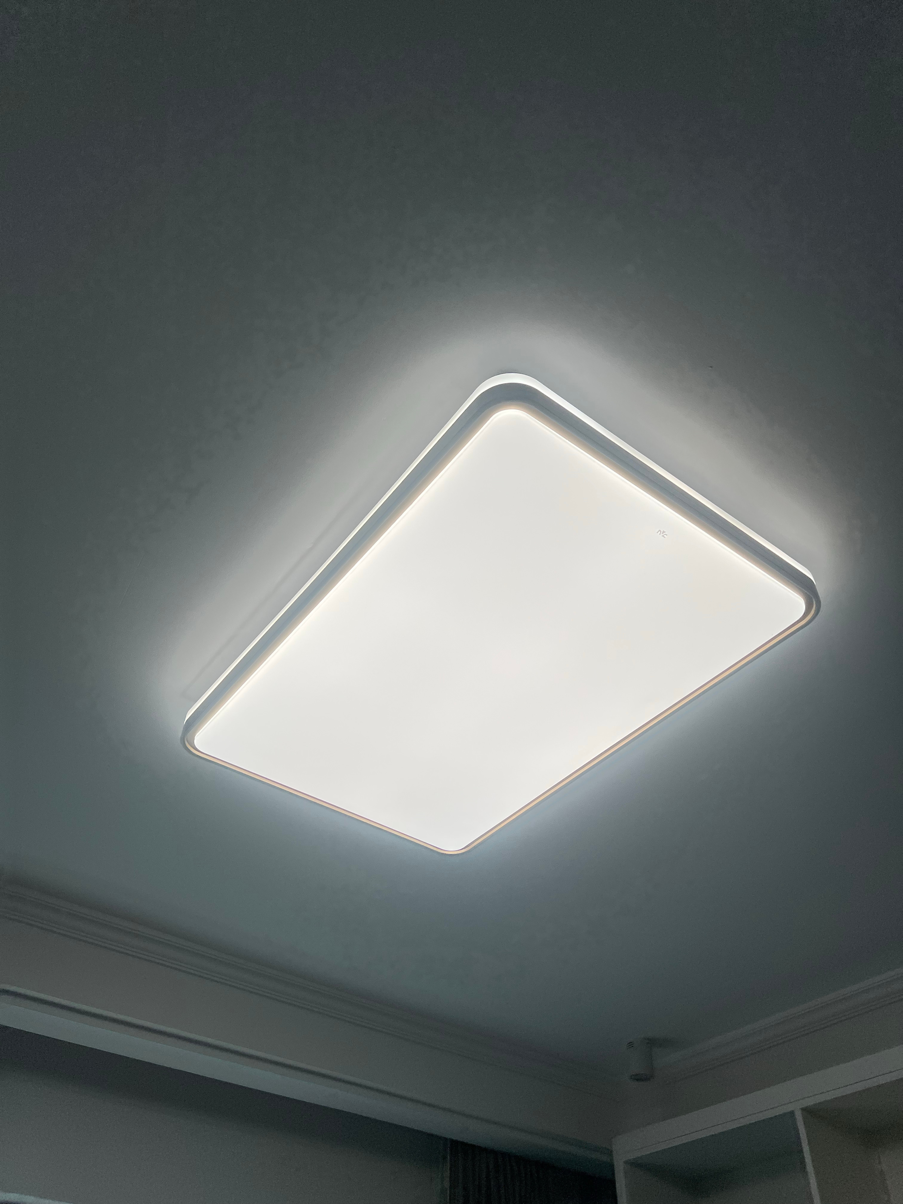 终于把灯给换好了～师傅来了两次还给换了一次货非常难卡上，这一款灯的设计你们真的需