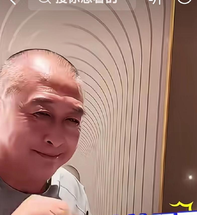 王小利的亲家，楠楠的父亲第一次出镜。五十多岁的样子，楠楠和她父亲长的像，这个岳父