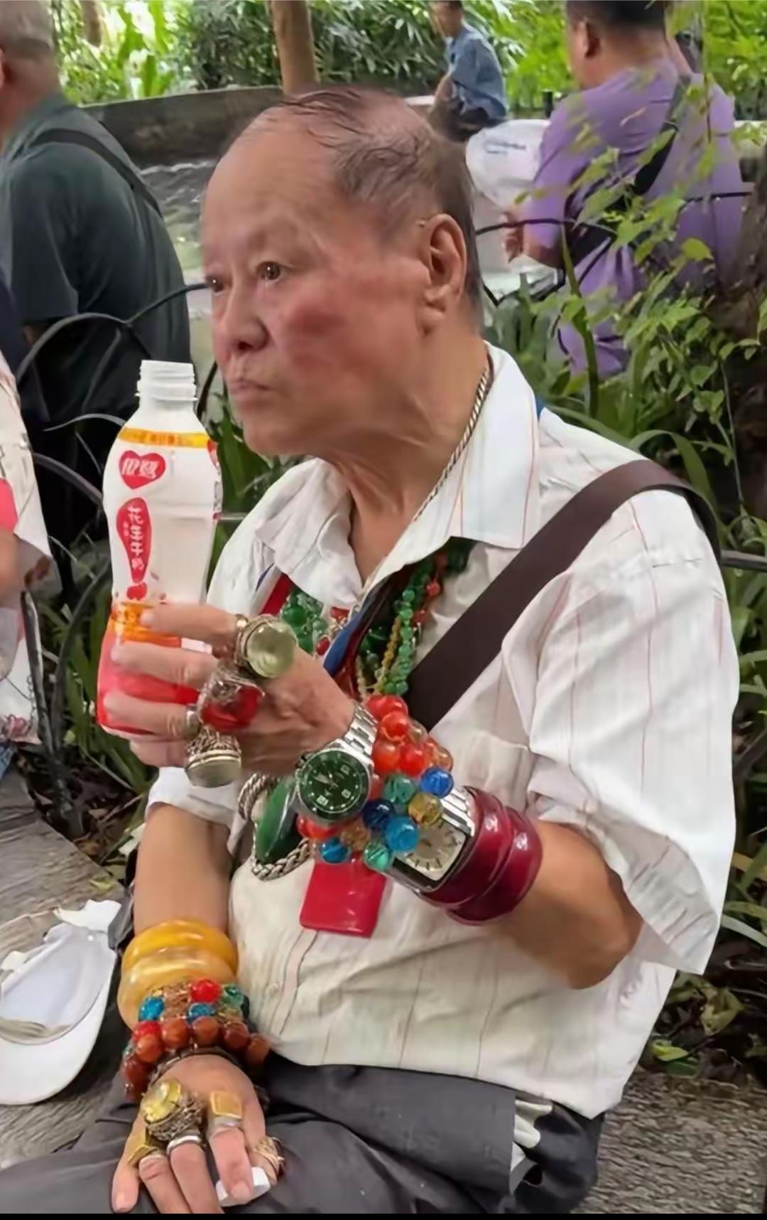 大爷不愧是大爷，你戴这么多不觉得累吗？