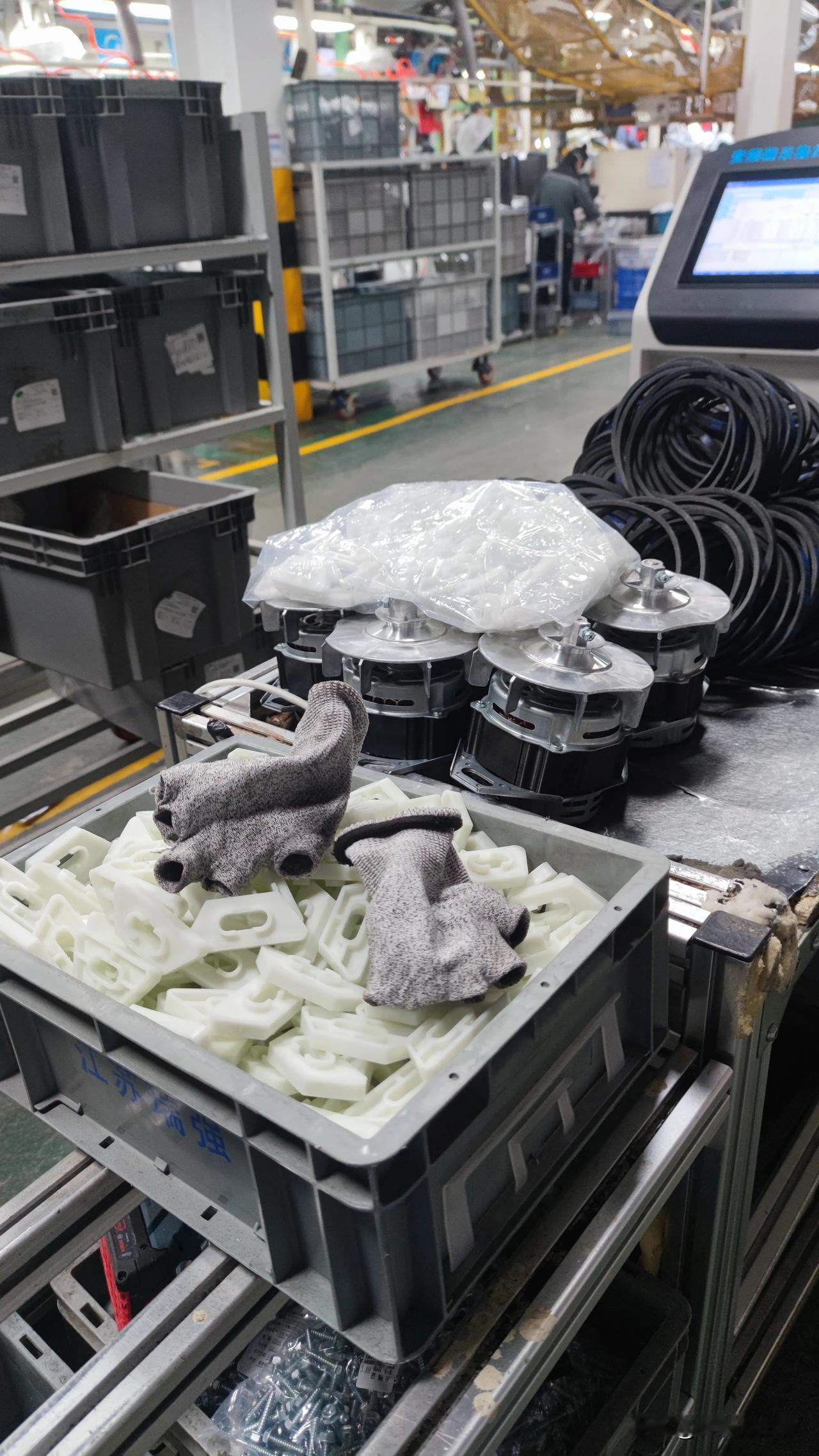 年轻人宁可饿死也别进工厂，要自主创业！工厂里的生活暗无天日，完全是牛马般的劳作，