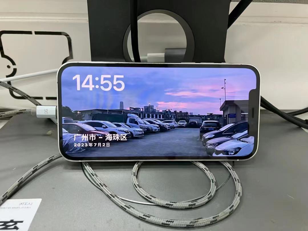 这应该是息屏显示的最强玩法了，iOS 17充电息屏可以显示一张照片当壁纸时钟，往