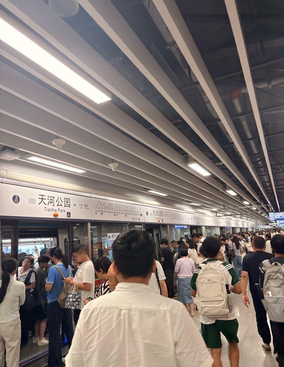 网友：2025年9月26日周五，单休前小周五（广州大量高中生明天需台风补课），天