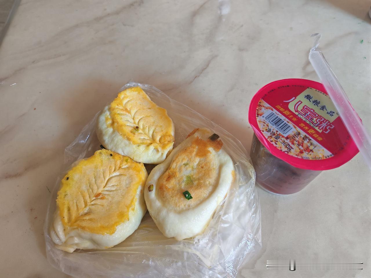 在银川简单吃顿早点，随随便便就花掉8块钱！

一个韭菜豆腐馅、只放了一点点鸡蛋的